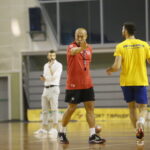 Trening otwarty drużyny PGE VIVE. Na zdjęciu: Talant Dujszebajew - trener PGE VIVE  / Marzena Mąkosa / Radio Kielce