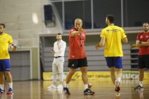 Trening otwarty drużyny PGE VIVE. Na zdjęciu: Talant Dujszebajew - trener PGE VIVE / Marzena Mąkosa / Radio Kielce