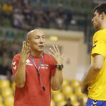 Trening otwarty drużyny PGE VIVE. Na zdjęciu po lewej: Talant Dujszebajew - trener PGE VIVE  / Marzena Mąkosa / Radio Kielce