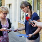 Konferencja Kukiz'15. Przekazanie listu otwartego w sprawie Pogromu Kieleckiego do prezesa IPN-u Jarosława Szarka. Na zdjęciu od lewej: Dorota Koczwańska-Kalita - naczelnik kieleckiej delegatury Instytutu Pamięci Narodowej i Magdalena Fogiel-Litwinek -  prezes świętokrzyskiego Stowarzyszenia Kukiz'15 / Marzena Mąkosa / Radio Kielce