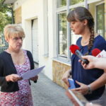 Konferencja Kukiz'15. Przekazanie listu otwartego w sprawie Pogromu Kieleckiego do prezesa IPN-u Jarosława Szarka. Na zdjęciu od lewej: Dorota Koczwańska-Kalita - naczelnik kieleckiej delegatury Instytutu Pamięci Narodowej i Magdalena Fogiel-Litwinek -  prezes świętokrzyskiego Stowarzyszenia Kukiz'15 / Marzena Mąkosa / Radio Kielce