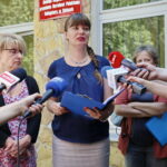 Konferencja Kukiz'15. Na zdjęciu od lewej: Dorota Koczwańska-Kalita - naczelnik kieleckiej delegatury Instytutu Pamięci Narodowej i Magdalena Fogiel-Litwinek - prezes świętokrzyskiego Stowarzyszenia Kukiz'15 / Marzena Mąkosa / Radio Kielce