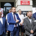 Konferencja prasowa posła Piotra Liroya-Marca. Na zdjęciu (od lewej): Michał Piotrowski - szef sztabu wyborczego; Maciej Maciejowski - wiceprezes stowarzyszenia Skuteczni; Piotr Liroy-Marzec - kandydat na prezydenta miasta Kielce i Dawid Lewicki - kandydat na wiceprezydenta miasta Kielce / Marzena Mąkosa / Radio Kielce