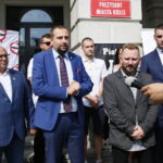 Konferencja prasowa posła Piotra Liroya-Marca. Na zdjęciu (od lewej): Michał Piotrowski - szef sztabu wyborczego; Maciej Maciejowski - wiceprezes stowarzyszenia Skuteczni; Piotr Liroy-Marzec - kandydat na prezydenta miasta Kielce i Dawid Lewicki - kandydat na wiceprezydenta miasta Kielce / Marzena Mąkosa / Radio Kielce