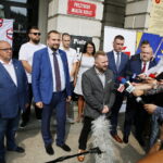 Konferencja prasowa posła Piotra Liroya-Marca. Na zdjęciu (od lewej): Michał Piotrowski - szef sztabu wyborczego; Maciej Maciejowski - wiceprezes stowarzyszenia Skuteczni; Piotr Liroy-Marzec - kandydat na prezydenta miasta Kielce i Dawid Lewicki - kandydat na wiceprezydenta miasta Kielce / Marzena Mąkosa / Radio Kielce