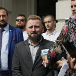 Konferencja prasowa posła Piotra Liroya-Marca. Na zdjęciu przemawia Piotr Liroy-Marzec - kandydat na prezydenta miasta Kielce. Po lewej: Maciej Maciejowski - wiceprezes stowarzyszenia Skuteczni  / Marzena Mąkosa / Radio Kielce