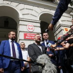 Konferencja prasowa posła Piotra Liroya-Marca. Na zdjęciu (od lewej): Maciej Maciejowski - wiceprezes stowarzyszenia Skuteczni; Piotr Liroy-Marzec - kandydat na prezydenta miasta Kielce i Dawid Lewicki - kandydat na wiceprezydenta miasta Kielce / Marzena Mąkosa / Radio Kielce