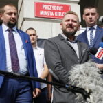 Konferencja prasowa posła Piotra Liroya-Marca. Na zdjęciu (od lewej): Maciej Maciejowski - wiceprezes stowarzyszenia Skuteczni; Piotr Liroy-Marzec - kandydat na prezydenta miasta Kielce i Dawid Lewicki - kandydat na wiceprezydenta miasta Kielce / Marzena Mąkosa / Radio Kielce