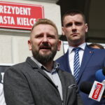 Konferencja prasowa posła Piotra Liroya-Marca. Na zdjęciu (od lewej): Piotr Liroy-Marzec - kandydat na prezydenta miasta Kielce i Dawid Lewicki - kandydat na wiceprezydenta miasta Kielce / Marzena Mąkosa / Radio Kielce