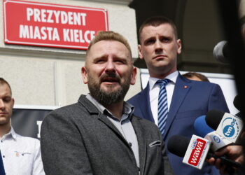 Konferencja prasowa posła Piotra Liroya-Marca. Na zdjęciu (od lewej): Piotr Liroy-Marzec - kandydat na prezydenta miasta Kielce i Dawid Lewicki - kandydat na wiceprezydenta miasta Kielce / Marzena Mąkosa / Radio Kielce