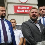 Konferencja prasowa posła Piotra Liroya-Marca. Na zdjęciu (od lewej): Maciej Maciejowski - wiceprezes stowarzyszenia Skuteczni; Piotr Liroy-Marzec - kandydat na prezydenta miasta Kielce i Dawid Lewicki - kandydat na wiceprezydenta miasta Kielce / Marzena Mąkosa / Radio Kielce