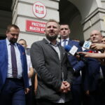 Konferencja prasowa posła Piotra Liroya-Marca. Na zdjęciu (od lewej): Maciej Maciejowski - wiceprezes stowarzyszenia Skuteczni; Piotr Liroy-Marzec - kandydat na prezydenta miasta Kielce i Dawid Lewicki - kandydat na wiceprezydenta miasta Kielce / Marzena Mąkosa / Radio Kielce