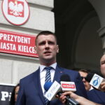 Konferencja prasowa posła Piotra Liroya-Marca. Na zdjęciu: Dawid Lewicki - kandydat na wiceprezydenta miasta Kielce / Marzena Mąkosa / Radio Kielce