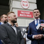 Konferencja prasowa posła Piotra Liroya-Marca. Na zdjęciu (od lewej): Piotr Liroy-Marzec - kandydat na prezydenta miasta Kielce; Dawid Lewicki - kandydat na wiceprezydenta miasta Kielce / Marzena Mąkosa / Radio Kielce