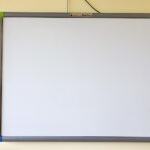 Sala lekcyjna w Szkole Podstawowej im. Ks. P. Ściegiennego w Bilczy. Tablica / Marzena Mąkosa / Radio Kielce