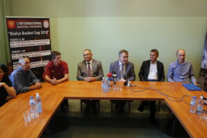 Konferencja dotycząca Międzynarodowego Turnieju Koszykówki i funkcjonowania Szkolnych Młodzieżowych Ośrodków Koszykówki / Marzena Mąkosa / Radio Kielce