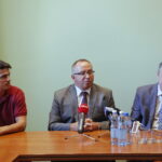 Konferencja dotycząca Międzynarodowego Turnieju Koszykówki i funkcjonowania Szkolnych Młodzieżowych Ośrodków Koszykówki. Na zdjęciu (od lewej): Grzegorz Bachański - prezes Polskiego Związku Koszykówki;  Wojciech Lubawski - prezydent Kielc  / Marzena Mąkosa / Radio Kielce