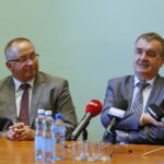 Konferencja dotycząca Międzynarodowego Turnieju Koszykówki i funkcjonowania Szkolnych Młodzieżowych Ośrodków Koszykówki. Na zdjęciu, od lewej: prezes Polskiego Związku Koszykówki Grzegorz Bachański i prezydent Kielc Wojciech Lubawski / Marzena Mąkosa / Radio Kielce