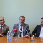 Konferencja dotycząca Międzynarodowego Turnieju Koszykówki i funkcjonowania Szkolnych Młodzieżowych Ośrodków Koszykówki. Na zdjęciu (od lewej): . Na zdjęciu: Grzegorz Bachański - prezes Polskiego Związku Koszykówki; Wojciech Lubawski - prezydent Kielc i  prof. zw. dr hab. Jacek Semaniak / Marzena Mąkosa / Radio Kielce