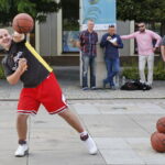 Finał Wakacji z Koszykówką. Mieszko Włodarczyk. Finalista programu "Mam Talent" zaprezentował pokaz żonglerki piłkami do koszykówki. / Marzena Mąkosa / Radio Kielce