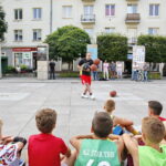 Finał Wakacji z Koszykówką. Mieszko Włodarczyk. Finalista programu "Mam Talent" zaprezentował pokaz żonglerki piłkami do koszykówki. / Marzena Mąkosa / Radio Kielce