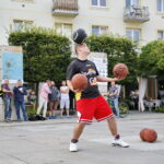 Finał Wakacji z Koszykówką. Mieszko Włodarczyk. Finalista programu "Mam Talent" zaprezentował pokaz żonglerki piłkami do koszykówki. / Marzena Mąkosa / Radio Kielce