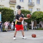 Finał Wakacji z Koszykówką. Mieszko Włodarczyk. Finalista programu "Mam Talent" zaprezentował pokaz żonglerki piłkami do koszykówki. / Marzena Mąkosa / Radio Kielce