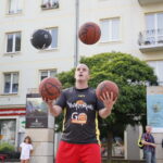 Finał Wakacji z Koszykówką. Mieszko Włodarczyk. Finalista programu "Mam Talent" zaprezentował pokaz żonglerki piłkami do koszykówki. / Marzena Mąkosa / Radio Kielce