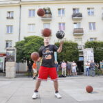Finał Wakacji z Koszykówką. Mieszko Włodarczyk. Finalista programu "Mam Talent" zaprezentował pokaz żonglerki piłkami do koszykówki. / Marzena Mąkosa / Radio Kielce