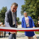 Otwarcie placu zabaw na osiedlu Ściegiennego. Na zdjęciu po lewej: Wojciech Lubawski - prezydent miasta Kielce / Marzena Mąkosa / Radio Kielce