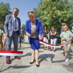 Otwarcie placu zabaw na osiedlu Ściegiennego. Na zdjęciu po lewej: Wojciech Lubawski - prezydent miasta Kielce / Marzena Mąkosa / Radio Kielce