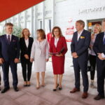 Wręczenie Dentobusa przed Świętokrzyskim Urzędem Wojewódzkim / Marzena Mąkosa / Radio Kielce