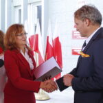 Wręczenie Dentobusa przed Świętokrzyskim Urzędem Wojewódzkim. Na zdjęciu od lewej Agata Wojtyszek - wojewoda świętokrzyski i Tomasz Sikora / Marzena Mąkosa / Radio Kielce