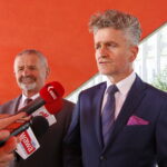 Wręczenie Dentobusa przed Świętokrzyskim Urzędem Wojewódzkim. Na zdjęciu (od lewej): Kazimierz Mądzik - świętokrzyski kurator oświaty i Krzysztof Słoń - senator RP / Marzena Mąkosa / Radio Kielce