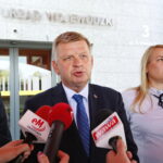 Wręczenie Dentobusa przed Świętokrzyskim Urzędem Wojewódzkim. Na zdjęciu: Jarosław Rusiecki - senator RP / Marzena Mąkosa / Radio Kielce