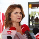 Wręczenie Dentobusa przed Świętokrzyskim Urzędem Wojewódzkim. Małgorzata Kiebzak - dyrektor świętokrzyskiego oddziału Narodowego Funduszu Zdrowia / Marzena Mąkosa / Radio Kielce