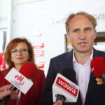 Wręczenie Dentobusa przed Świętokrzyskim Urzędem Wojewódzkim. Tomasz Sikora / Marzena Mąkosa / Radio Kielce