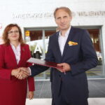 Wręczenie Dentobusa przed Świętokrzyskim Urzędem Wojewódzkim. Na zdjęciu od lewej: Agata Wojtyszek - wojewoda świętokrzyski i Tomasz Sikora / Marzena Mąkosa / Radio Kielce