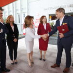 Wręczenie Dentobusa przed Świętokrzyskim Urzędem Wojewódzkim / Marzena Mąkosa / Radio Kielce