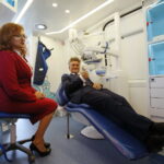 Wręczenie Dentobusa przed Świętokrzyskim Urzędem Wojewódzkim. Na zdjęciu (od lewej): Agata Wojtyszek - wojewoda świętokrzyski i Krzysztof Słoń - senator RP / Marzena Mąkosa / Radio Kielce