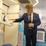 Wręczenie Dentobusa przed Świętokrzyskim Urzędem Wojewódzkim. Krzysztof Słoń - senator RP / Marzena Mąkosa / Radio Kielce