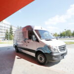 Wręczenie Dentobusa przed Świętokrzyskim Urzędem Wojewódzkim / Marzena Mąkosa / Radio Kielce