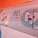 Wręczenie Dentobusa przed Świętokrzyskim Urzędem Wojewódzkim / Marzena Mąkosa / Radio Kielce