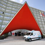 Wręczenie Dentobusa przed Świętokrzyskim Urzędem Wojewódzkim / Marzena Mąkosa / Radio Kielce