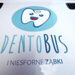 Wręczenie Dentobusa przed Świętokrzyskim Urzędem Wojewódzkim / Marzena Mąkosa / Radio Kielce