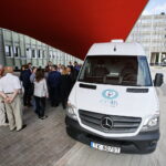 Wręczenie Dentobusa przed Świętokrzyskim Urzędem Wojewódzkim / Marzena Mąkosa / Radio Kielce