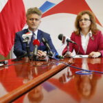 Konferencja prasowa w Świętokrzyskim Urzędzie Wojewódzkim dotycząca przygotowania do roku szkolnego. Na zdjęciu (od lewej): Krzysztof Słoń - senator RP i Agata Wojtyszek - wojewoda świętokrzyski / Marzena Mąkosa / Radio Kielce