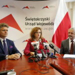 Konferencja prasowa w Świętokrzyskim Urzędzie Wojewódzkim dotycząca przygotowania do roku szkolnego.  Na zdjęciu (od lewej): Krzysztof Słoń - senator RP; Agata Wojtyszek - wojewoda świętokrzyski i Kazimierz Mądzik - świętokrzyski kurator oświaty / Marzena Mąkosa / Radio Kielce