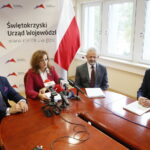 Konferencja prasowa w Świętokrzyskim Urzędzie Wojewódzkim dotycząca przygotowania do roku szkolnego.  Na zdjęciu (od lewej): Krzysztof Słoń - senator RP, Agata Wojtyszek - wojewoda świętokrzyski; Kazimierz Mądzik - świętokrzyski kurator oświaty i Maciej Długosz - zastępca dyrektora Wydziału Organizacji i Rozwoju Edukacji Kuratorium Oświaty w Kielcach / Marzena Mąkosa / Radio Kielce