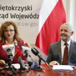 Konferencja prasowa w Świętokrzyskim Urzędzie Wojewódzkim dotycząca przygotowania do roku szkolnego.  Na zdjęciu (od lewej): Agata Wojtyszek - wojewoda świętokrzyski i Kazimierz Mądzik - świętokrzyski kurator oświaty / Marzena Mąkosa / Radio Kielce